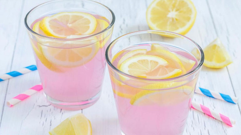 Σπιτική ροζ λεμονάδα για καλοκαιρινά βράδια στη βεράντα