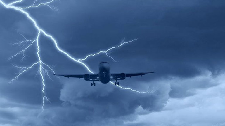 Αεροπλάνο με προορισμό τη Θεσσαλονίκη χτυπήθηκε από κεραυνό