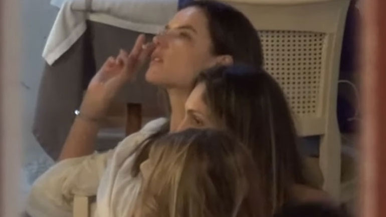 H Alessandra Ambrosio απολαμβάνει τις διακοπές της στη Μύκονο χωρίς ίχνος μακιγιάζ