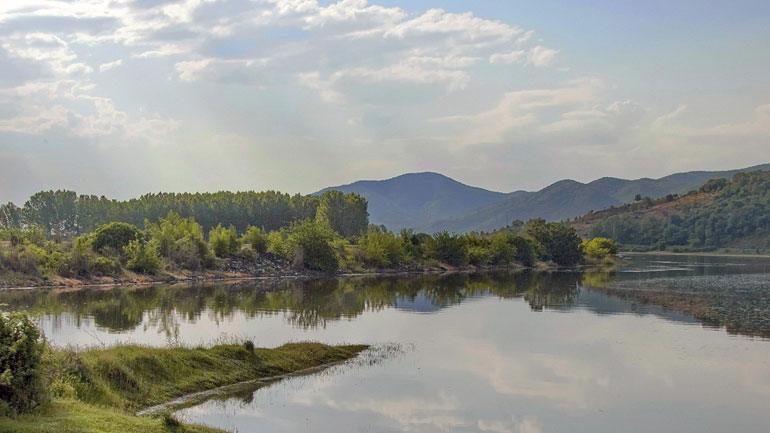 Πεταμένα μπάζα κοντά στη λίμνη Κερκίνης