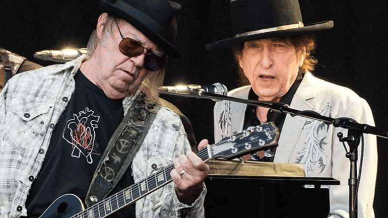 Οι Μπομπ Ντίλαν και Νιλ Γιανγκ τραγούδησαν μαζί στη σκηνή πρώτη φορά έπειτα από 25 χρόνια