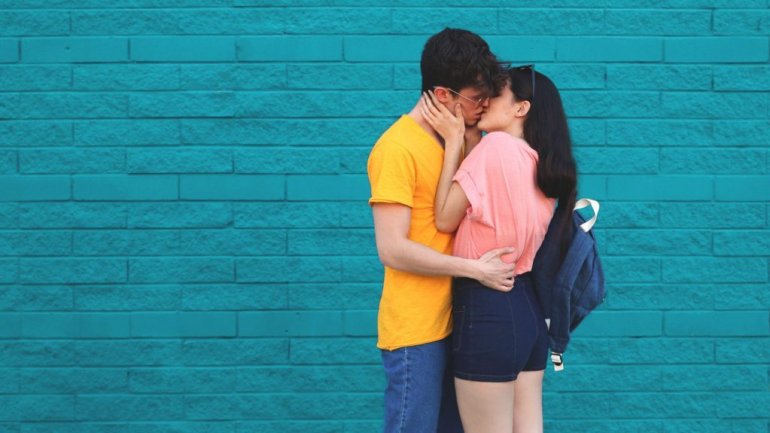 Tο φιλί μπορεί να εξηγήσει τη μεγάλη παγκόσμια επίπτωση της γονόρροιας