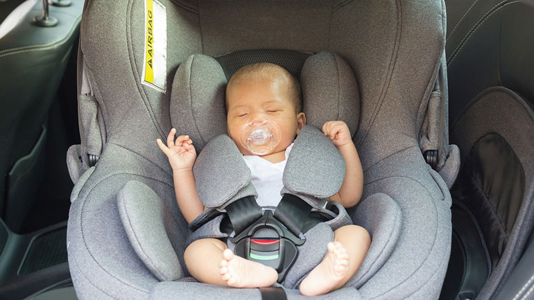 Τα μωρά δεν πρέπει να κοιμούνται στα καθισματάκια αυτοκινήτου
