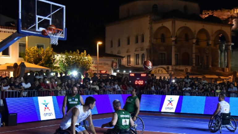 «Midnight 3on3 Streetball» από ΟΣΕΚΑ και ΟΠΑΠ στο Μοναστηράκι – Το μπάσκετ με αμαξίδιο πάει παντού