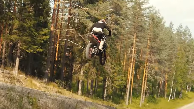 Πετάει ένα “χωμάτινο” GSX-R 1000;