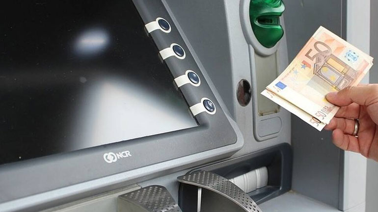 Αυξάνονται προσεχώς έως και 3 ευρώ οι χρεώσεις για αναλήψεις μέσω ΑΤΜ