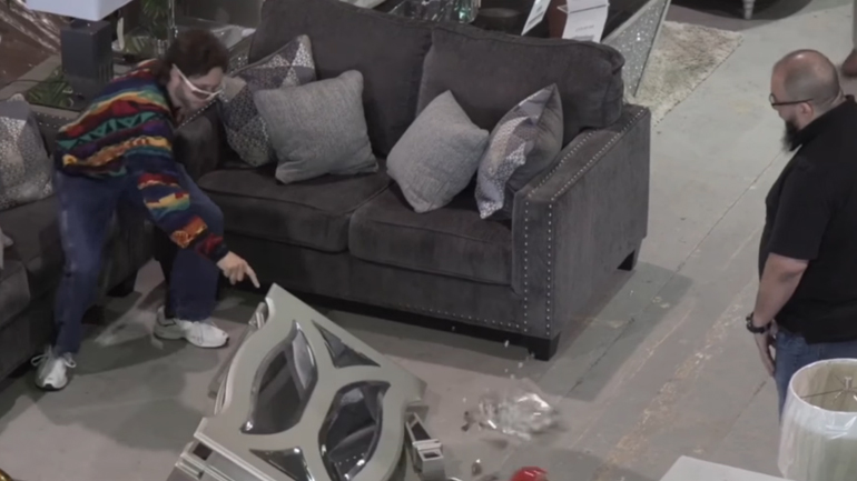 Η φάρσα με τον αδέξιο πελάτη