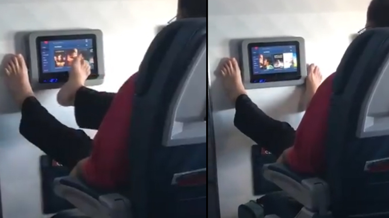 Επιβάτης αεροπλάνου περιηγείται σε οθόνη με τα δάχτυλα του ποδιού Επιβάτης αεροπλάνου περιηγείται σε οθόνη με τα δάχτυλα του ποδιού