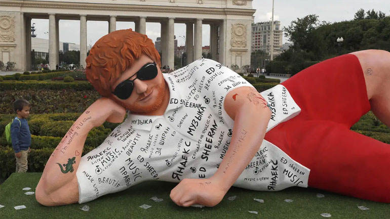 Γιγαντιαίο άγαλμα του Εντ Σίραν εμφανίστηκε στη Μόσχα