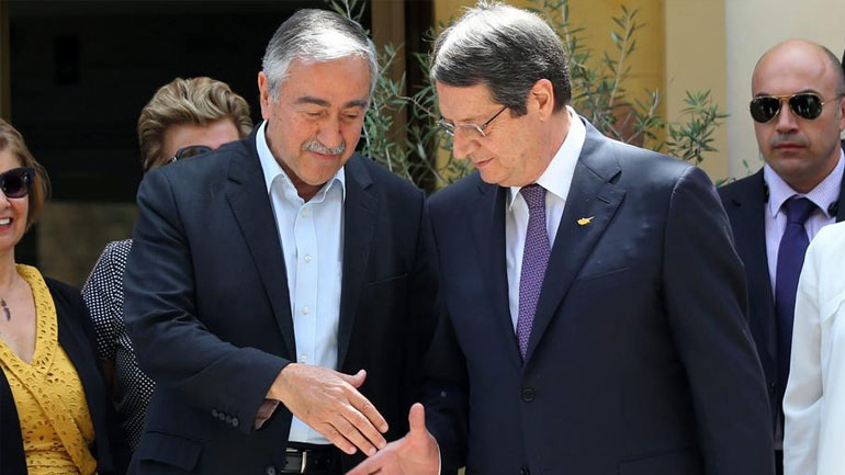 Αναστασιάδης-Ακιντζί: «Ναι» σε ανεπίσημη διάσκεψη