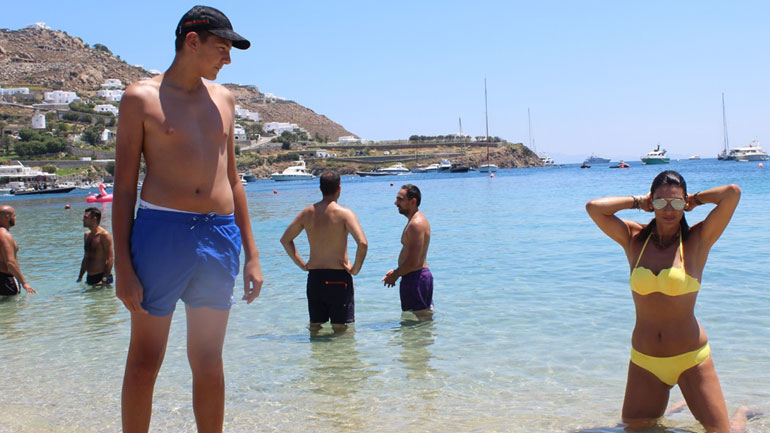 Σοφία Παθέκα: Βουτιές στη Μύκονο με τον γιο της!