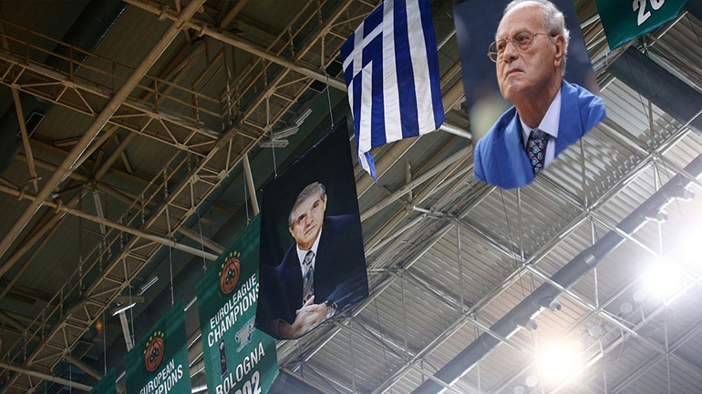 Παναθηναϊκός: Το λάβαρο του Θανάση Γιαννακόπουλου στην οροφή του ΟΑΚΑ