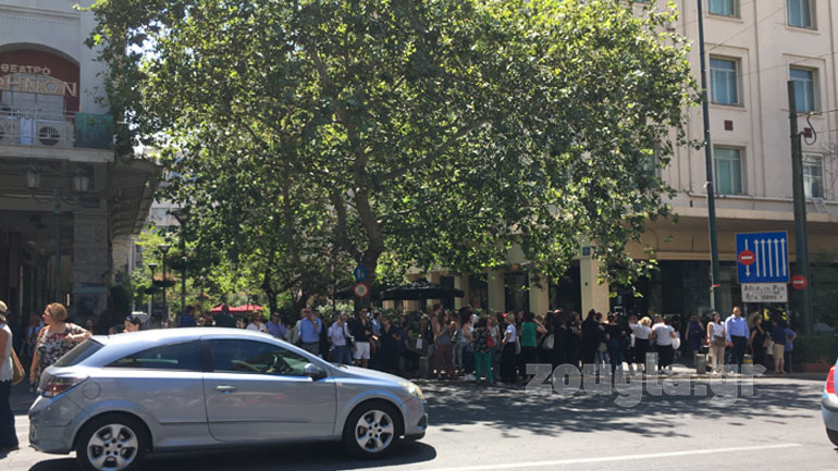 Ανήσυχοι οι πολίτες έχουν βγει στους δρόμους και στις πλατείες