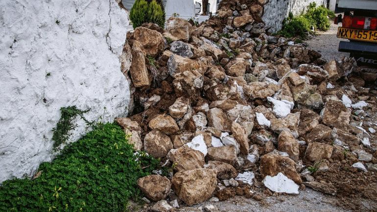 Σεισμός στην Αθήνα: Κατέρρευσε ακατοίκητο σπίτι στην Ερμού