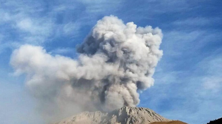 Περού: Εκρήξεις στο ηφαίστειο Ουμπίνας – Απομακρύνθηκαν περίπου 1.000 κάτοικοι από τα σπίτια τους