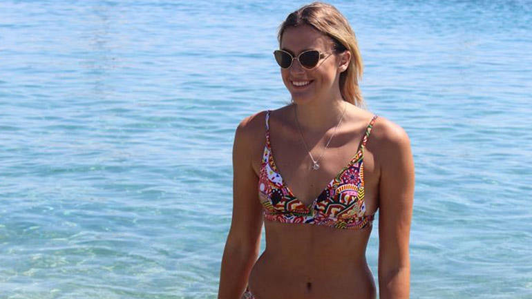 Βιργινία Δικαιούλια: Με «καυτό» μπικίνι σε παραλία της Μυκόνου!