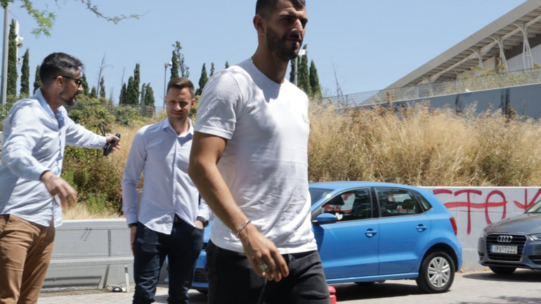 Στα γραφεία της ΑΕΚ για τις υπογραφές ο Ολιβέιρα Στα γραφεία της ΑΕΚ για τις υπογραφές ο Ολιβέιρα