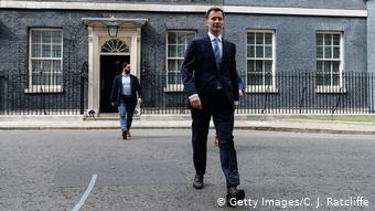 Ο Βρετανός υπουργός Εξωτερικών, εξερχόμενος από την πρωθυπουργική κατοικία