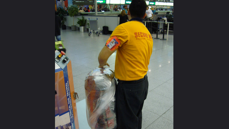Πακιστάν: Οργή για τον νέο κανονισμό που υποχρεώνει  να τυλίγονται με πλαστικό οι αποσκευές στα αεροδρόμια