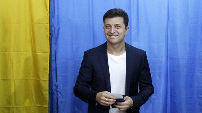 Ουκρανία: Νίκη για τον πρόεδρο Ζελένσκι με ποσοστό σχεδόν 44% δείχνουν τα έξιτ πολ