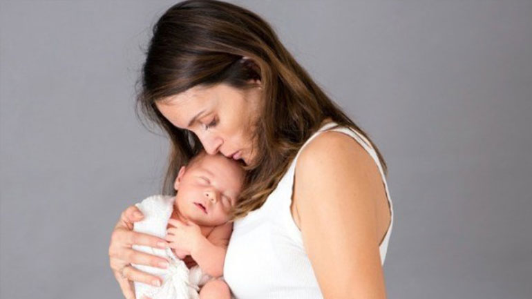 Το απαλό και αργό χάιδεμα του γονιού είναι φάρμακο για το μωρό