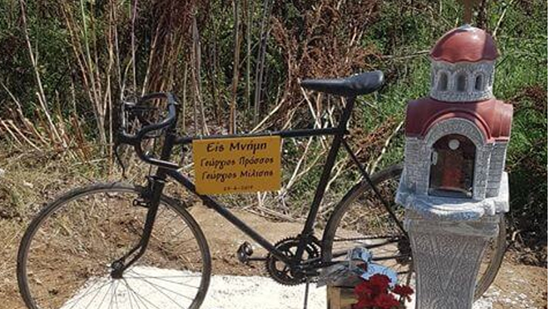 Εκκλησάκι στη μνήμη των δύο νεκρών ποδηλατών έστησε ομάδα φίλων από την Πτολεμαΐδα