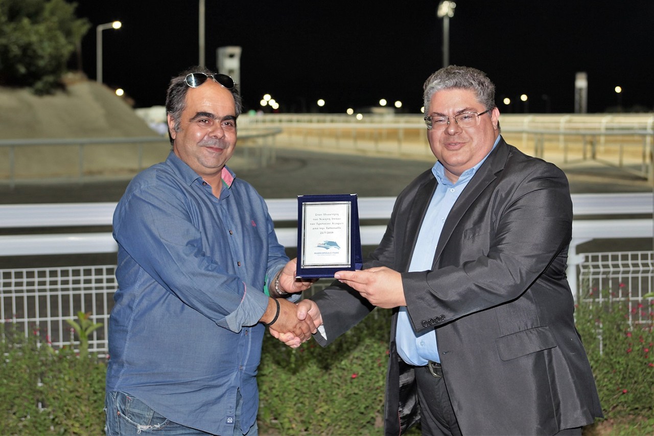 Ο Γενικός Επιχειρησιακός Διευθυντής της ΙΠΠΟΔΡΟΜΙΕΣ Α.Ε. Κωνσταντίνος Αλεξόπουλος απονέμει το Τρόπαιο Αγορών από την Tattersalls στον προπονητή Γιώργο Κουβαρά