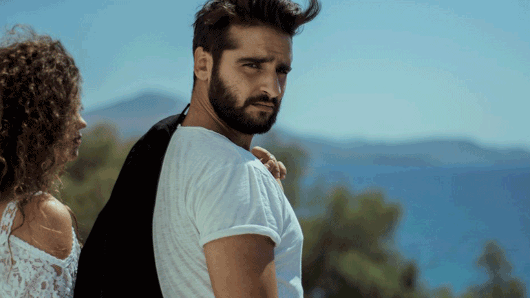 «Οι κάτω απ’ τ’ αστέρια» με τους Λίλα Μπακλέση, Κωνσταντίνο Μπιμπή στο Θέατρο Βράχων