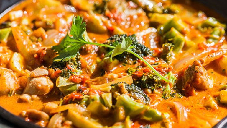 Κοτόπουλο με κάρυ και λαχανικά – Ένα υγιεινό και ελαφρύ πιάτο