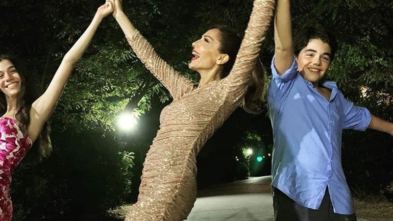 Δέσποινα Βανδή: Η τούρτα-έκπληξη στη σκηνή του θεάτρου από τα παιδιά της