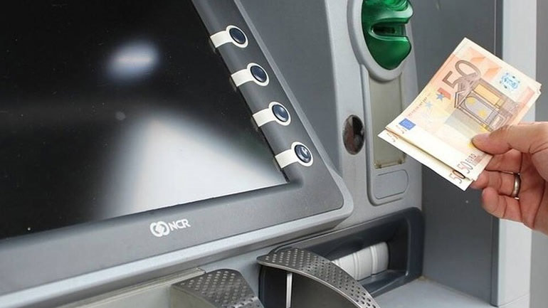 Ακριβότερες από σήμερα οι αναλήψεις μετρητών από ΑΤΜ άλλων τραπεζών