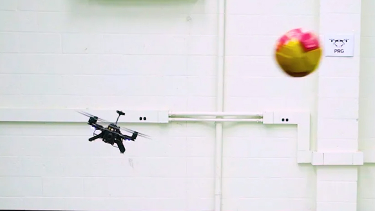 Drone με τεχνητή νοημοσύνη αποφεύγει αντικείμενα