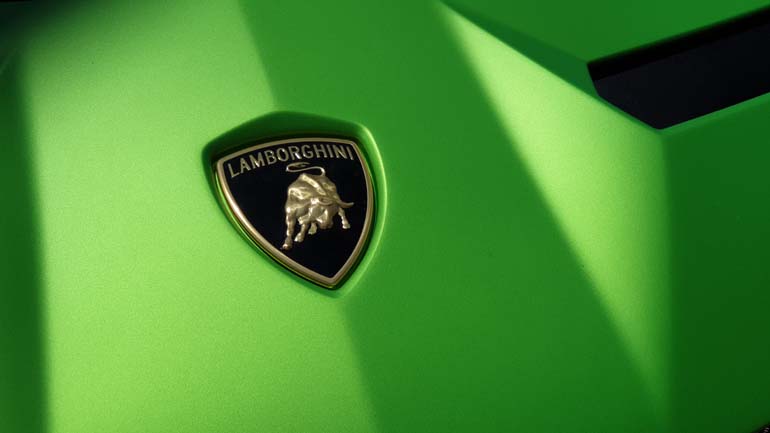 Lamborghini: To όνομα αλλά και η εικόνα προκαλούν δέος... (λογότυπο από Lamborghini Aventador SVJ)