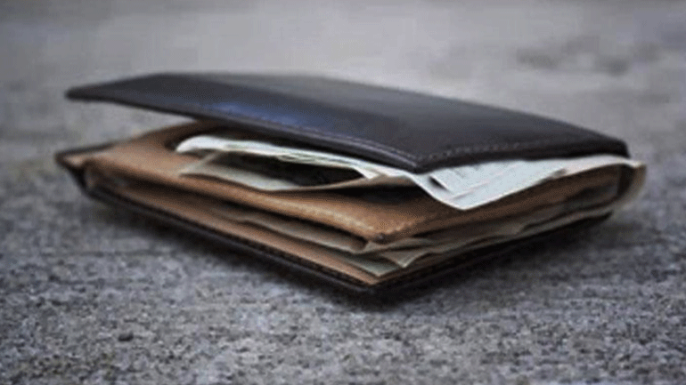 Πυροσβέστης βρήκε και παρέδωσε πορτοφόλι με 3.000 ευρώ