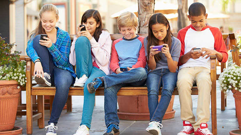 Οι έφηβοι που είναι «κολλημένοι» με τα social media… κινδυνεύουν με κατάθλιψη!