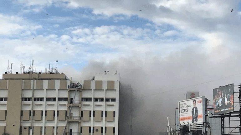 Ινδία: Τουλάχιστον 60 άνθρωποι διασώθηκαν από φλεγόμενο κτήριο στη Μουμπάι