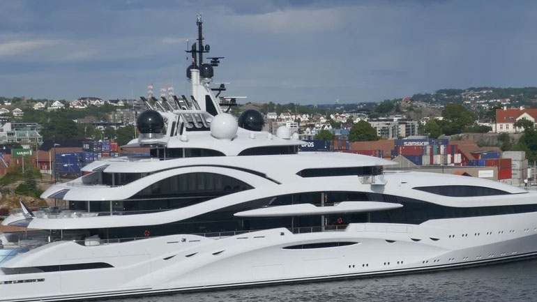 «Οργώνει» με τη θαλαμηγό του το Ιόνιο ο εμίρης του Κατάρ