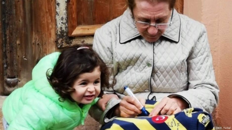 Η κόρη του Λευτέρη Αντωνιάδη, Ρούλα, υπογράφει φανέλα της Φενέρμπαχτσε με το όνομά του πατέρα της. Με την εγγονή της και δισέγγονη του Λεφτέρ