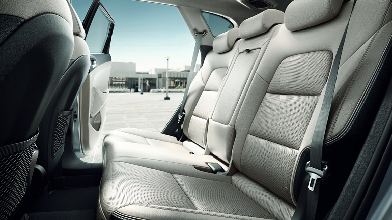 Στα πίσω καθίσματα χωράνε έως τρεις επιβάτες