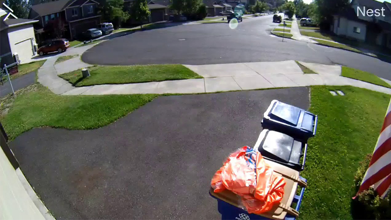 Παιδί κρύβεται από την αστυνομία μέσα σε κάδο σκουπιδιών