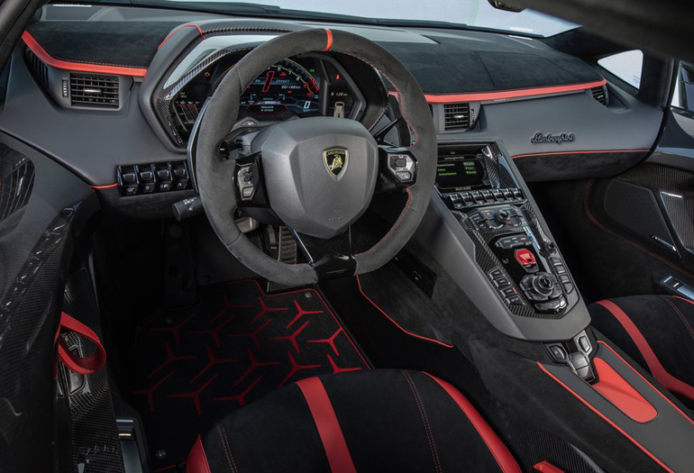 Το εσωτερικό του Lamborghini Aventador SVJ