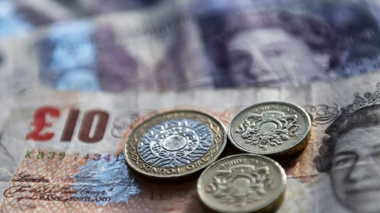 Πτώση για τρίτη ημέρα καταγράφει η στερλίνα