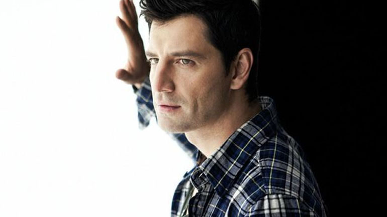 Συγκινεί ο Σάκης Ρουβάς έναν χρόνο μετά τη φονική πυρκαγιά στο Μάτι