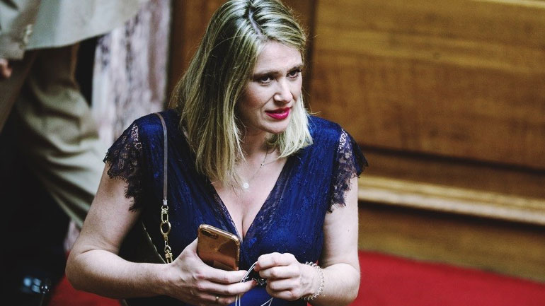 Θα γεννήσει στη Βουλή