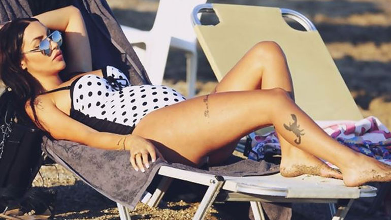 H Ζέτα Θεοδωροπούλου ποζάρει με ζωγραφισμένη την φουσκωμένη της κοιλίτσα λίγο πριν γεννήσει!