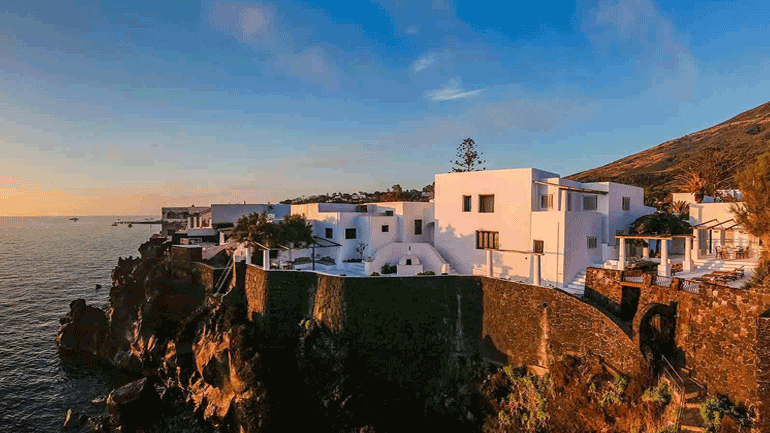 Πωλείται η έπαυλη των Ντόλτσε και Γκαμπάνα στο νησί Στρόμπολι