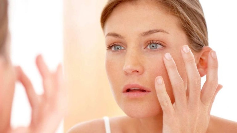 Tέσσερα makeup tricks που θα κρύψουν πολλά χρόνια από την ηλικία σας