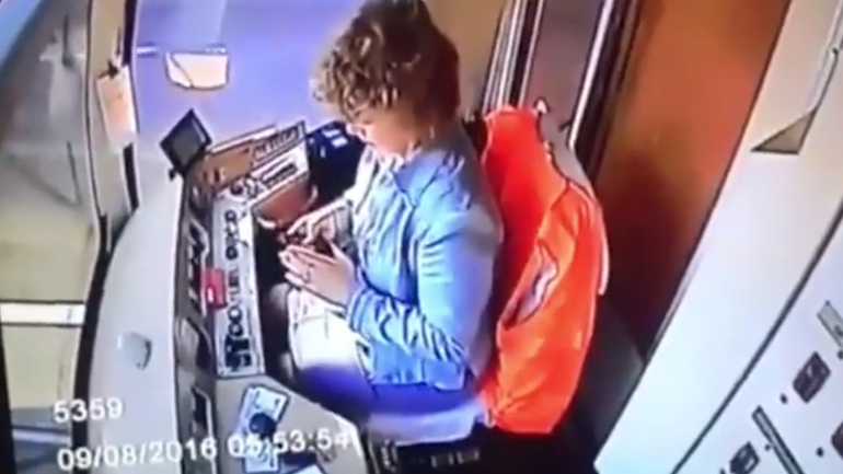 Τραμ εκτροχιάζεται καθώς η οδηγός γράφει μήνυμα στο κινητό της