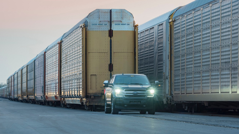 Ηλεκτρικό pick-up ρυμουλκεί τρένο μήκους 304 μέτρων!