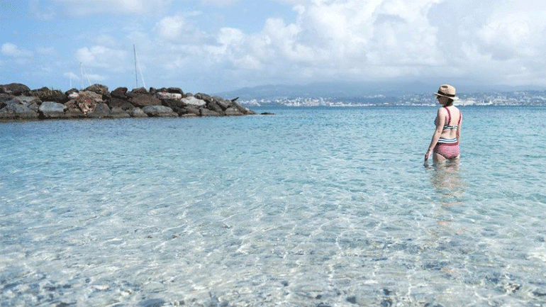 Έρευνα: «Όχι» στο τόπλες στις παραλίες λένε οι Γαλλίδες